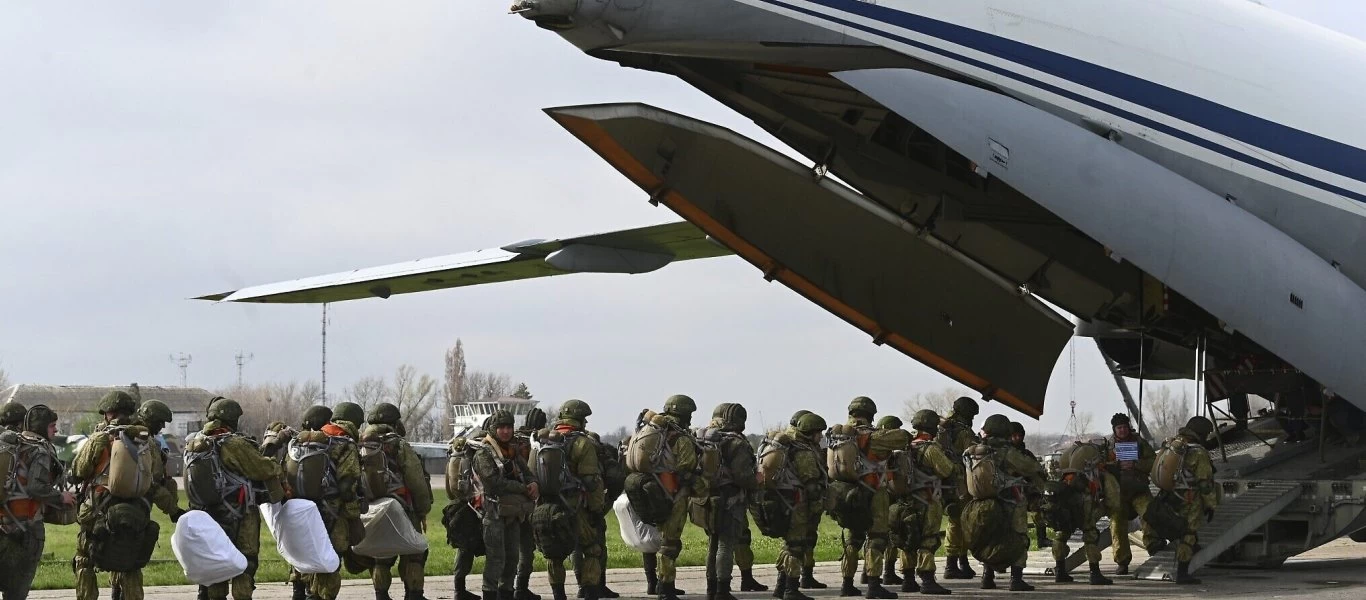 Εντυπωσιακές εικόνες από τα άλματα 2.000 Ρώσων αλεξιπτωτιστών από 40 Il-76MD (βίντεο)